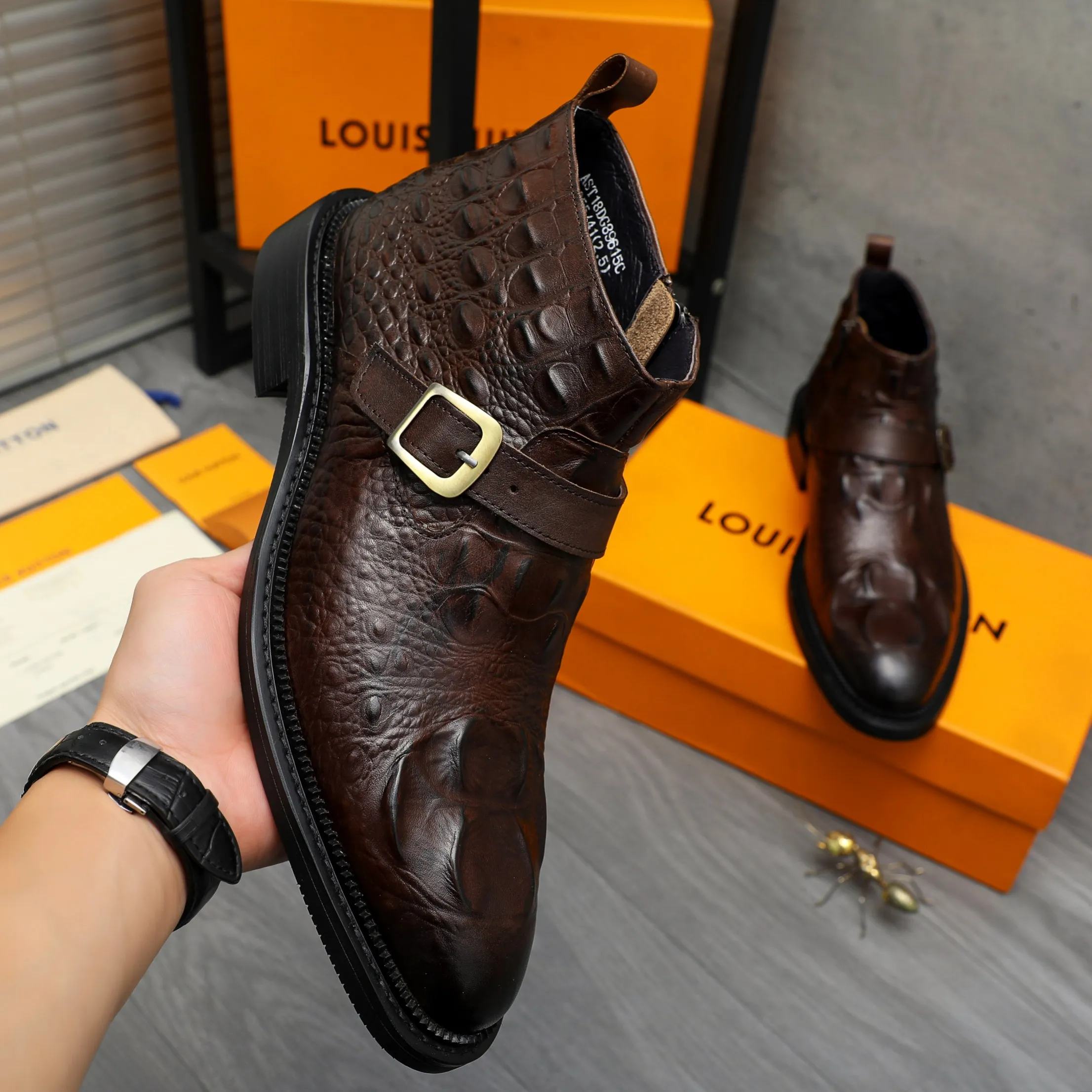 Men's shoes 💰p620 Product trademark: LV "Louis Vuitton" high-top business leather shoes Regular size: 37-46 (37.46 is custom-made and non-returnable) Product materials: Selected color-brushed crocodile pattern cowhide upper, pigskin lining, rubber outsole